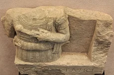 Fragment dintr-o stelă funerară romană văzut de sus, Colecțiile Muzeului Militar Național „Regele Ferdinand I”