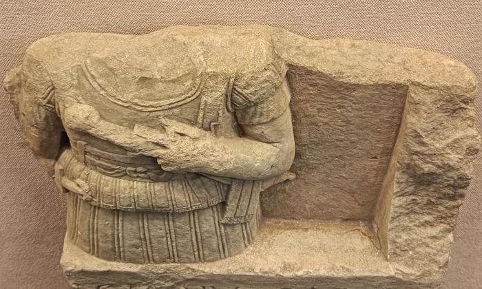 Fragment dintr-o stelă funerară romană văzut de sus, Colecțiile Muzeului Militar Național „Regele Ferdinand I”
