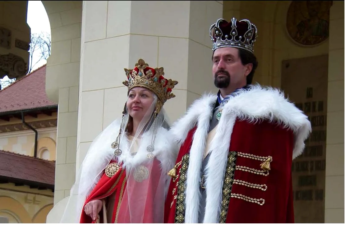 Două dintre personaje îi vor  întruchipa pe Regele Ferdinand I şi Regina Maria
