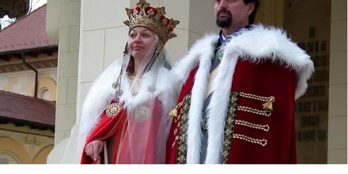 Două dintre personaje îi vor  întruchipa pe Regele Ferdinand I şi Regina Maria