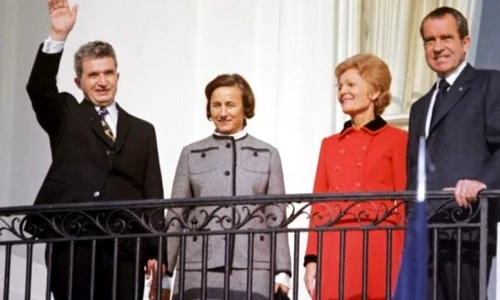 Lenuţa Ceauşescu în  rol de primă doamnă şi de soacră mare jpeg