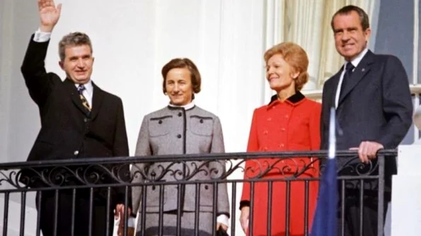 Lenuţa Ceauşescu în rol de primă doamnă şi de soacră mare jpeg