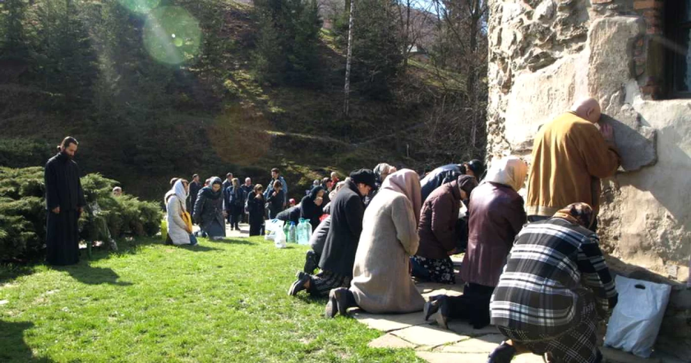 Mii de oameni vin în fiecare duminică să se roage în Mănăstirea Prislop. D.G ADEVĂRUL.