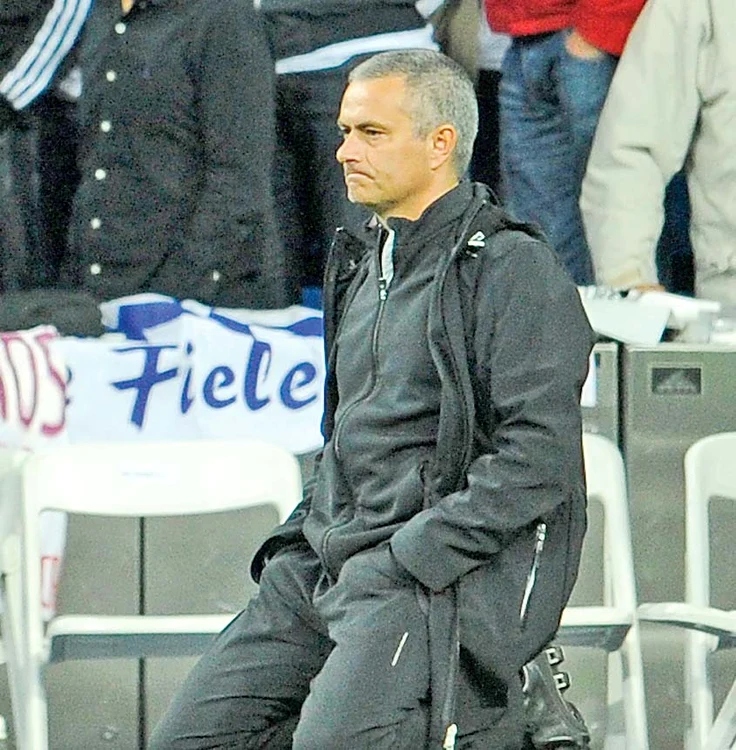 
    Mourinho a căzut în genunchi  