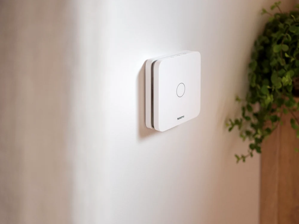 Detector smart de monoxid de carbon de la Netatmo.