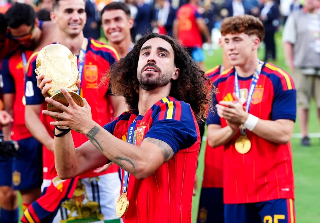 Marc Cucurella, cu trofeul Cupei Mondiale (FOTO: Profimedia)