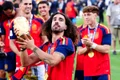 Cucurella cu trofeul cupei mondiale jpg