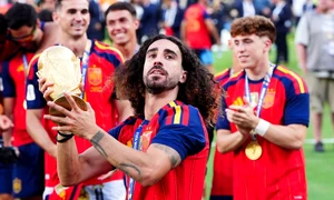 Cucurella cu trofeul cupei mondiale jpg