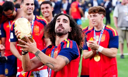 Cucurella cu trofeul cupei mondiale jpg