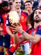 Cucurella cu trofeul cupei mondiale jpg