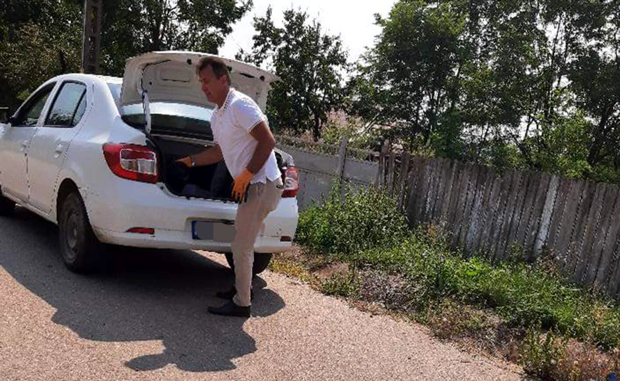 
    Edilul Cătălin  Martinuş coboară  din maşină  şi începe  investigaţiileFotografii: adevarul.ro   
