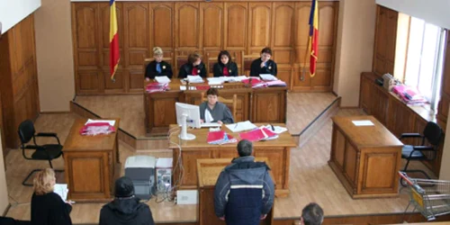 Botoşănenii cu datorii uriaşe la întreţinere au fost trimişi în judecată