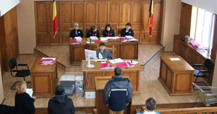 Botoşănenii cu datorii uriaşe la întreţinere au fost trimişi în judecată