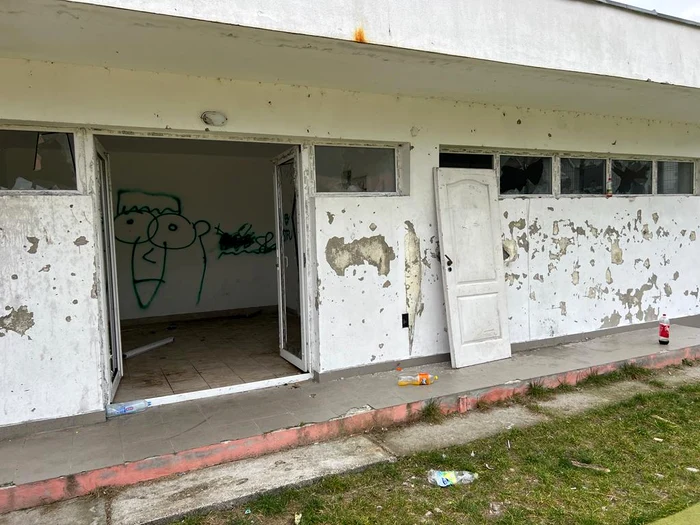 Baza sportivă din comuna Aninoasa a fost vandalizată Foto: Adevărul