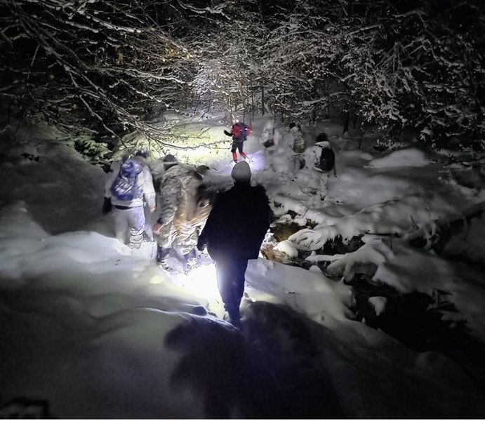 Intervenție Salvamont în Munții Maramureșului. Un ucrainean aflat în stare gravă a fost salvat, după ce fusese abandonat de grupul său