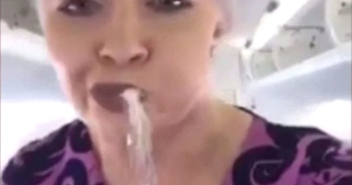 O înregistrarea postată pe Snapchat arată o stewardesă care ia o gură de apă şi apoi o scuipă prin avion, imaginile fiind însoţite de mesajul „Mi-aş dori să scuip aşa pe călători”. FOTOGRAFII Daily Mail