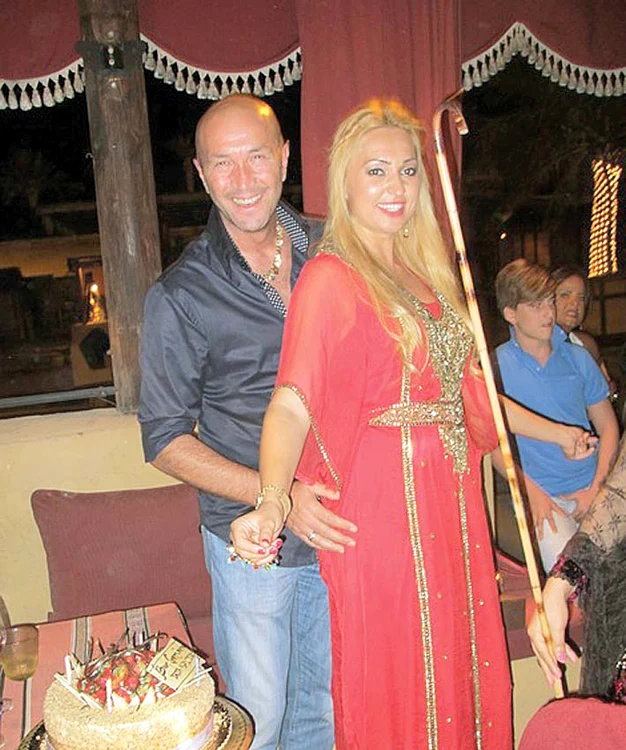 Raluca îşi acoperă trupul sexy la chefurile arăbeşti, unde merge cu Walter