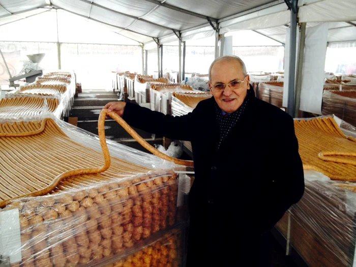 
    Nelu Ploieşteanu a gustat puţin cârnat "de la kilometrul 50"  