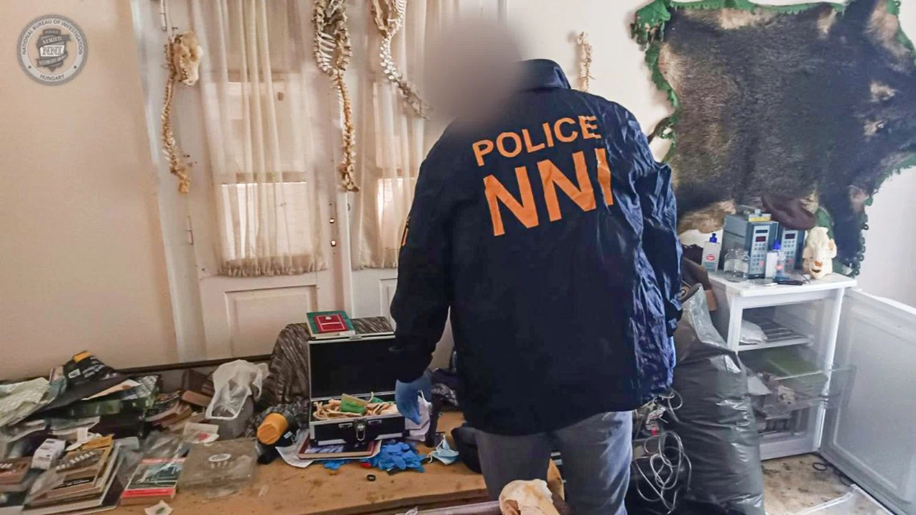 Percheziție la domiciliul unui bărbat suspectat de canibalism. Foto: 24.hu/KR NNI