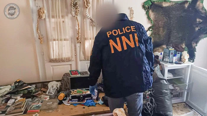 Percheziție la domiciliul unui bărbat suspectat de canibalism. Foto: 24.hu/KR NNI