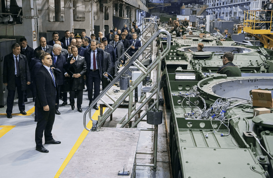 Medvedev laudă producția de armament a Rusiei: „introducem cele mai noi tehnologii”
