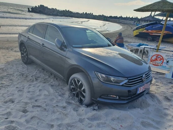 
    Mașina, parcată fix pe plajăfoto: stirileprotv.ro  