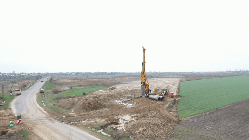 Autostrada Moldovei, în asfaltare. Stratul de bitum acoperă deja trei kilometri, între Râmnicu Sărat și Mândrești Munteni VIDEO
