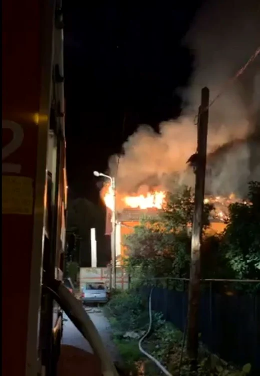 Flăcările au cuprins acoperişul vilei. FOTO: Facebook