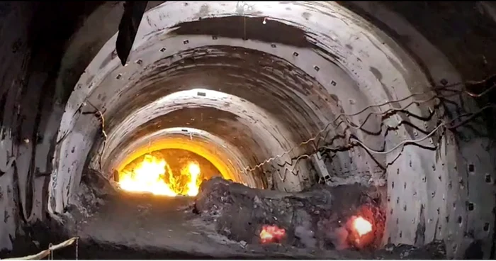 SE lucrează la foc automat în Tunelul Robești. Foto: captură video Facebook/Cristian Pistol