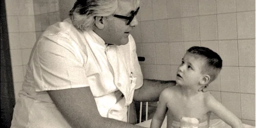 „Tata Pesi“, cum îl alinta toată lumea, în urmă cu 20 de ani, alături de un mic pacient