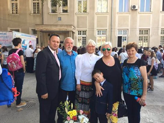 Toată familia l-a însoțit pe fiul Monicăi Anghel în prima zi de școală