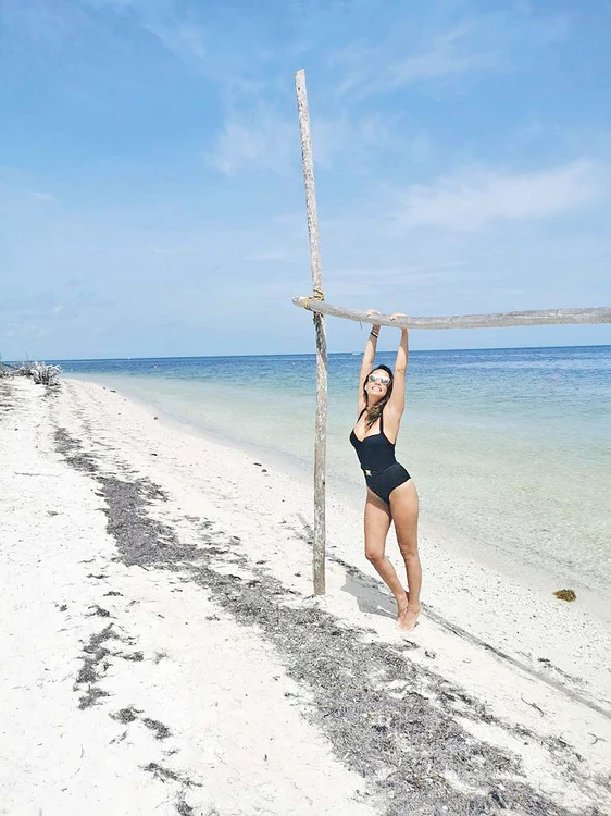 Apa era caldă, nisipul alb şi fin, plaja pustie. Ce-şi putea dori mai mult?!