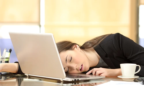 1 femeie obosita la locul de munca jpg jpeg