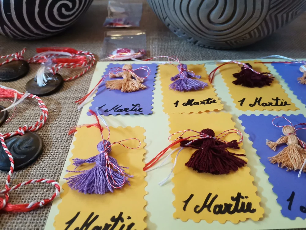 Mărțișorul, talisman aducător de sănătate, belşug, noroc și fericire. Semnificația șnurului bicolor