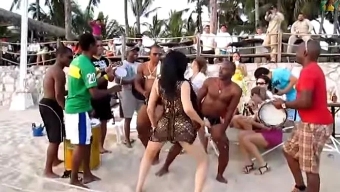 
    Cel mai sexy dans din fund  