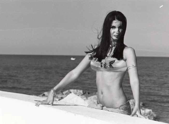 Marinela Niţu lansează piesa «Athena» printr-un pictorial fierbinte.