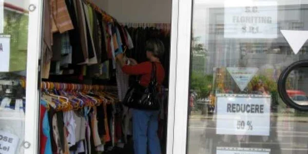 Bacău: Haine second-hand contra bonuri de masă