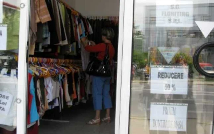 Bacău: Haine second-hand contra bonuri de masă