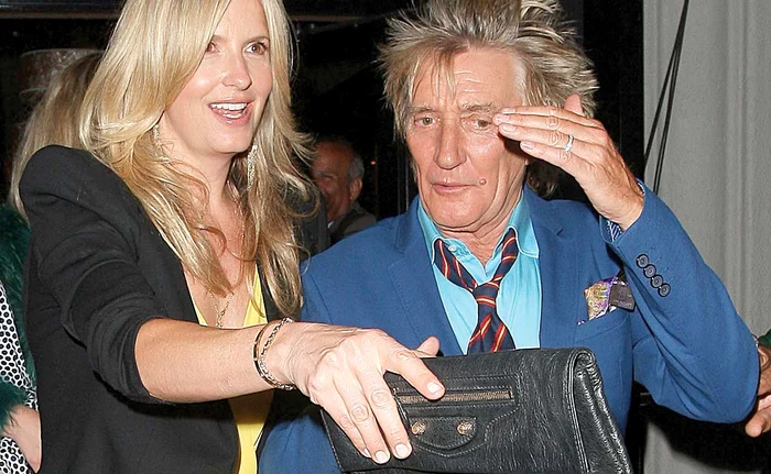 
    Penny Lancaster şi Rod Stewart sunt văzuţi adesea colindând  seara prin restaurantele londonezeFoto: Guliver/ Splash News  