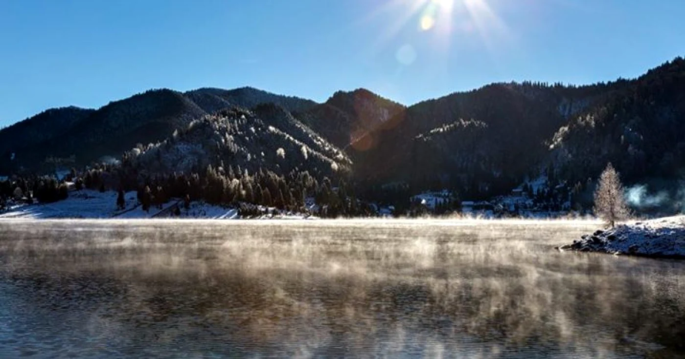 Lacul Colibiţa este de-a dreptul spectaculos pe timp de iarnă FOTO: Ovidiu Lazăr