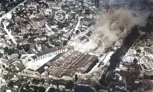 Fotografie aeriană cu Arsenalul Armatei și cartierul Uranus făcută pe 28 iunie 1944, după un bombardament al aviației americane asupra Bucureștiului
