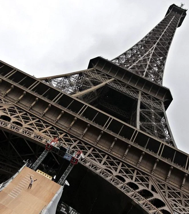 Taig Khris a sărit în gol de pe Turnul Eiffel