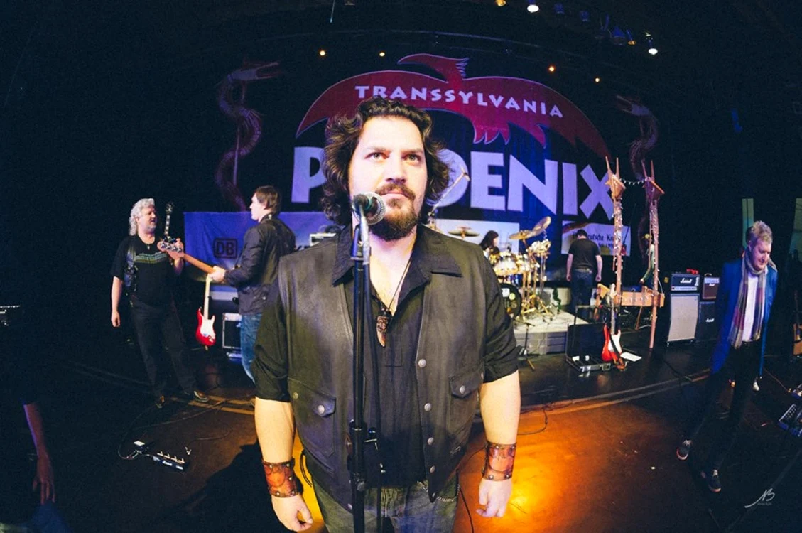 Costin Adam, solistul trupei Phoenix, este, în timpul săptămânii, angajat al SGU Ploieşti. FOTO Phoenix Official