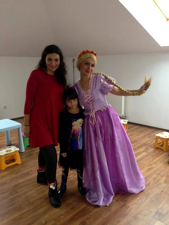 Copiii au cântat şi au dansat alături de personajul "Rapunzel"