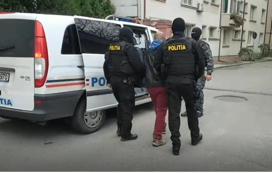 Tată bătut și amenințat cu moartea de către fiu, în Gorj. Omul a cerut ajutor la 112