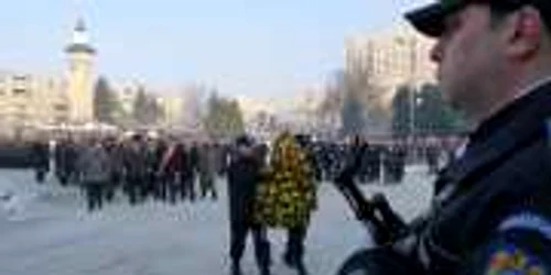 Oficialităţile locale şi judeţene au depus coroane de flori la monumentele eroilor