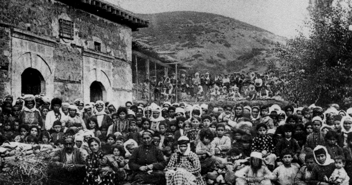 Imagine cu armeni deportaţi în 1915 în zonele deşertice ale Siriei de astăzi FOTO genocide-museum.am