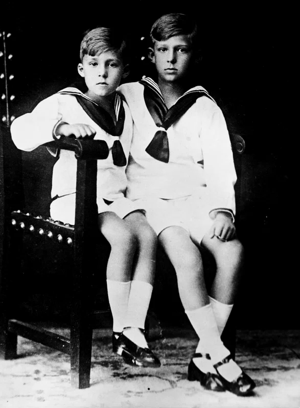 Regele Juan Carlos și fratele său, Alfonso, în 1947. FOTO: Getty Images