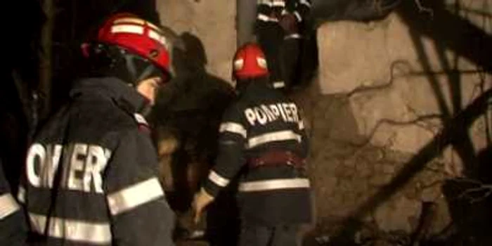 Femeia a fost ajutată de pompieri