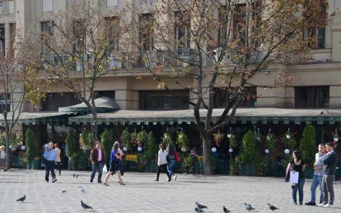 Patronul restaurantul Lloyd este obligat să cureţe prelata terasei din Piaţa Victoriei